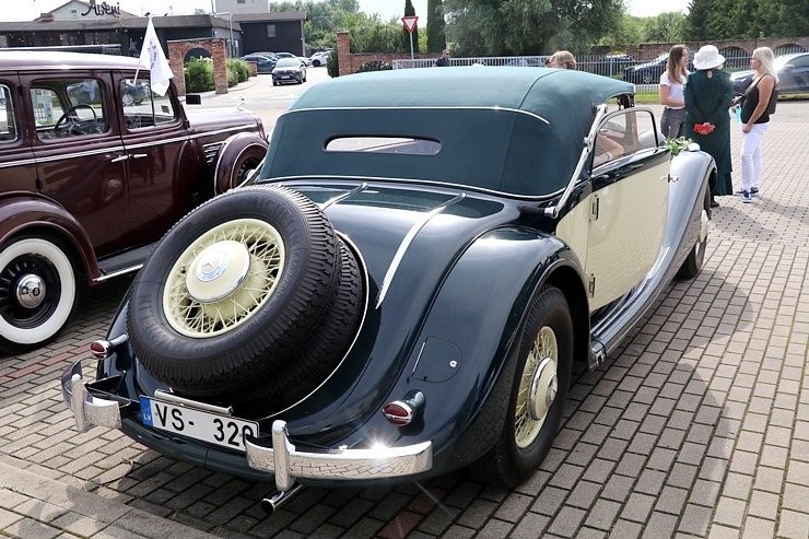 Pie Rīgas Motormuzeja Bauskas filiāles pulcējas antīko automobiļu braucēji 374330