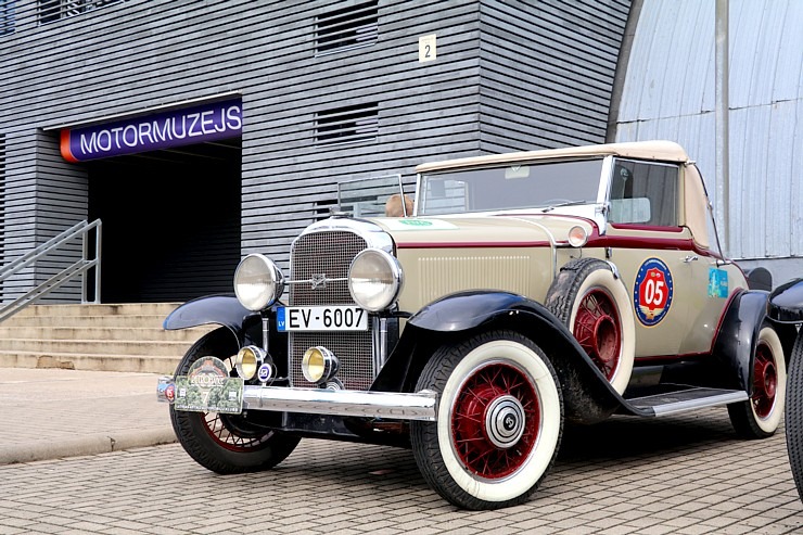 Pie Rīgas Motormuzeja Bauskas filiāles pulcējas antīko automobiļu braucēji 374313