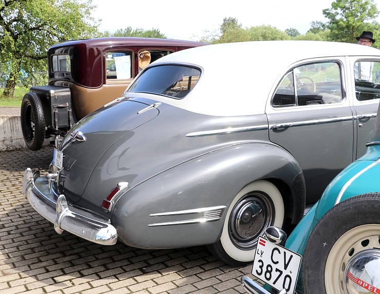 Pie Rīgas Motormuzeja Bauskas filiāles pulcējas antīko automobiļu braucēji 374331