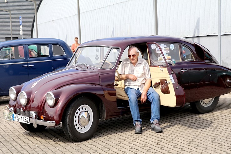 Pie Rīgas Motormuzeja Bauskas filiāles pulcējas antīko automobiļu braucēji 374332