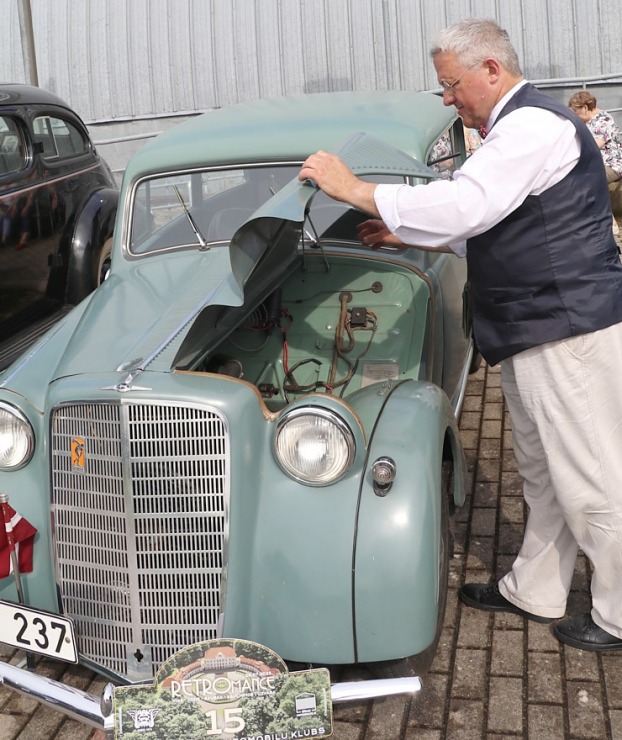 Pie Rīgas Motormuzeja Bauskas filiāles pulcējas antīko automobiļu braucēji 374333