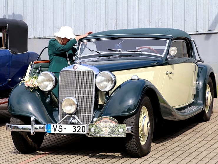 Pie Rīgas Motormuzeja Bauskas filiāles pulcējas antīko automobiļu braucēji 374336