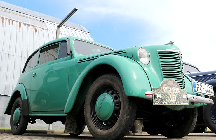Pie Rīgas Motormuzeja Bauskas filiāles pulcējas antīko automobiļu braucēji 374338