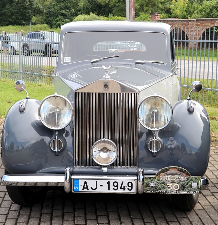 Pie Rīgas Motormuzeja Bauskas filiāles pulcējas antīko automobiļu braucēji 374339