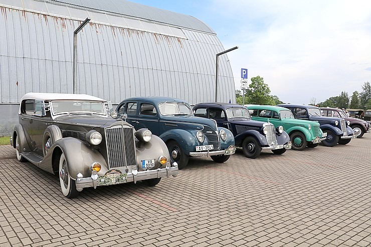 Pie Rīgas Motormuzeja Bauskas filiāles pulcējas antīko automobiļu braucēji 374314