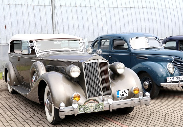 Pie Rīgas Motormuzeja Bauskas filiāles pulcējas antīko automobiļu braucēji 374342