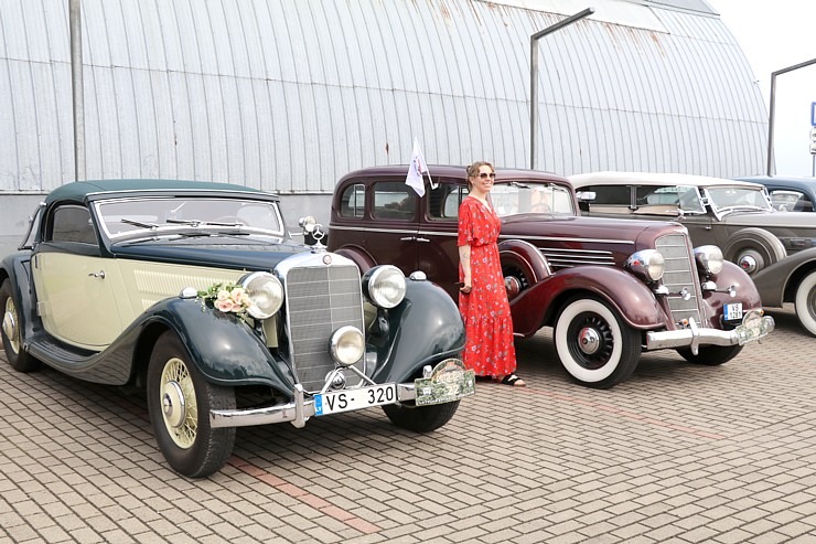 Pie Rīgas Motormuzeja Bauskas filiāles pulcējas antīko automobiļu braucēji 374343