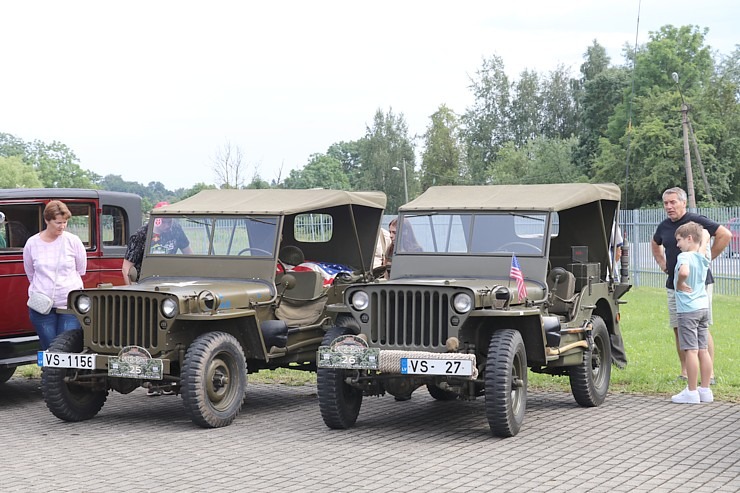 Pie Rīgas Motormuzeja Bauskas filiāles pulcējas antīko automobiļu braucēji 374344