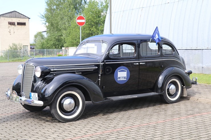 Pie Rīgas Motormuzeja Bauskas filiāles pulcējas antīko automobiļu braucēji 374346