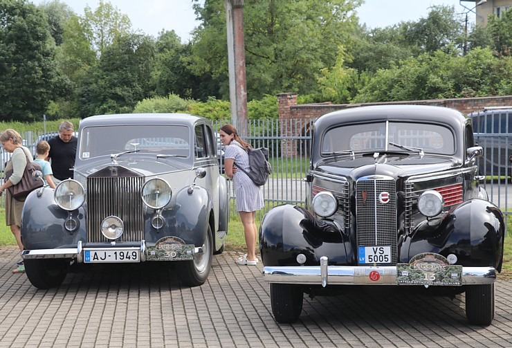 Pie Rīgas Motormuzeja Bauskas filiāles pulcējas antīko automobiļu braucēji 374347