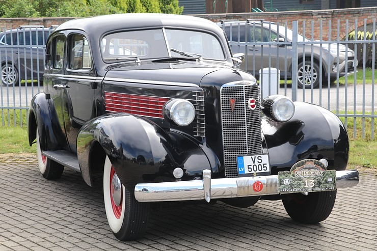 Pie Rīgas Motormuzeja Bauskas filiāles pulcējas antīko automobiļu braucēji 374349