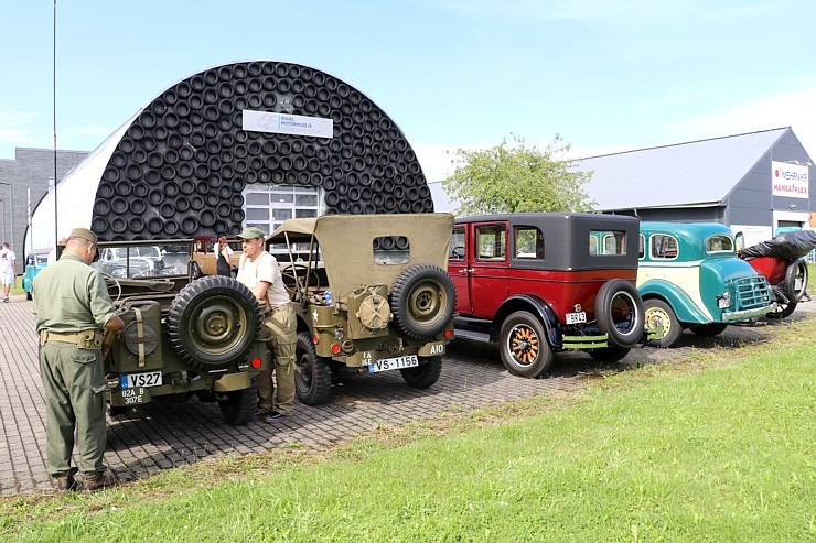 Pie Rīgas Motormuzeja Bauskas filiāles pulcējas antīko automobiļu braucēji 374315