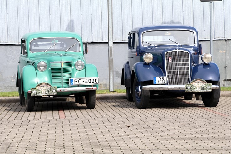 Pie Rīgas Motormuzeja Bauskas filiāles pulcējas antīko automobiļu braucēji 374316