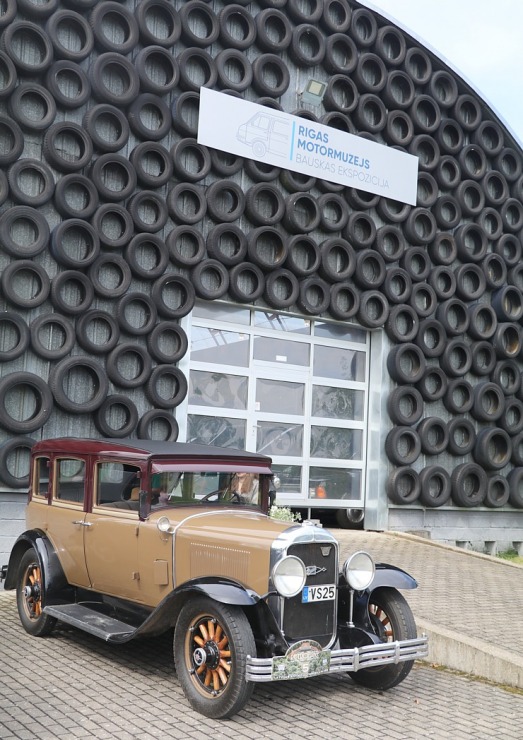 Pie Rīgas Motormuzeja Bauskas filiāles pulcējas antīko automobiļu braucēji 374317