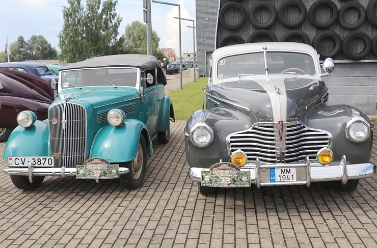 Pie Rīgas Motormuzeja Bauskas filiāles pulcējas antīko automobiļu braucēji 374318