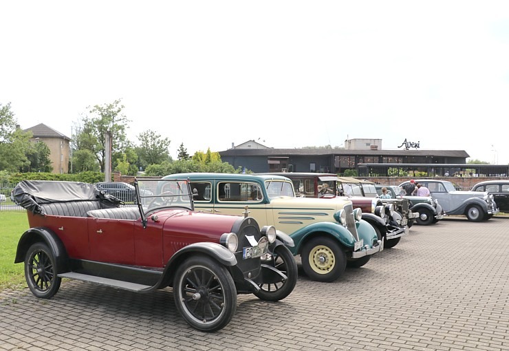 Pie Rīgas Motormuzeja Bauskas filiāles pulcējas antīko automobiļu braucēji 374319