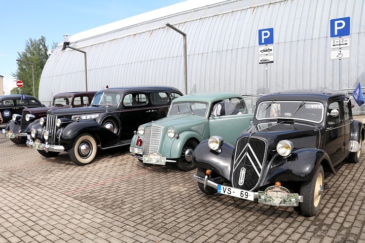 Pie Rīgas Motormuzeja Bauskas filiāles pulcējas antīko automobiļu braucēji 374320