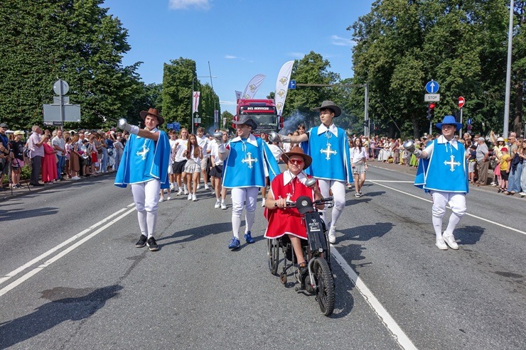 Ar košu gājienu Ventspils sāk vērienīgas svētku svinības 374527