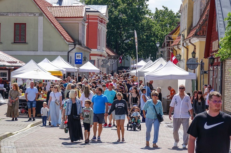 Ventspilnieki un viesi daudzpusīgi svin pilsētas svētkus 374591