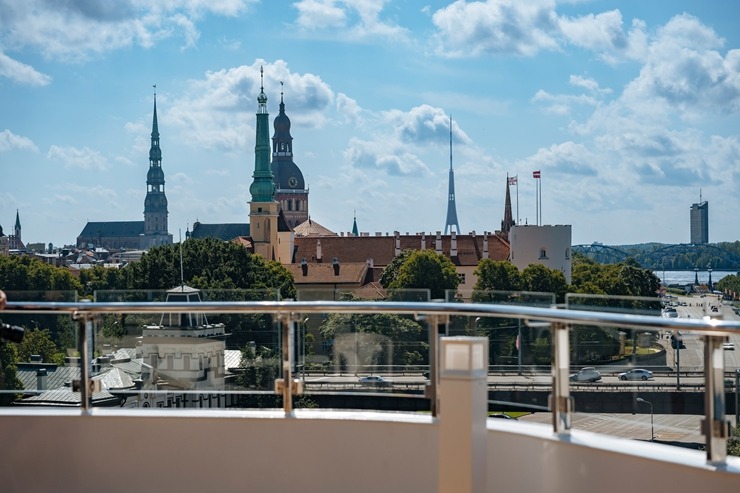 Rīgā ienāk pasaules slavenā zīmola «The Ritz-Carlton Yacht Collection» superjahta «ILMA». Foto: Valdis Skudre 374630