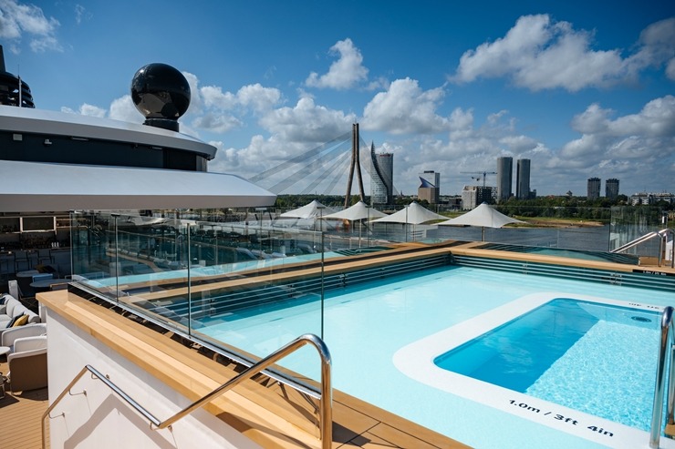 Rīgā ienāk pasaules slavenā zīmola «The Ritz-Carlton Yacht Collection» superjahta «ILMA». Foto: Valdis Skudre Rīgā ienāk pasaules slavenā zīmola «The Ritz-Carlton Yacht Collection» superjahta «ILMA». Foto: Valdis Skudre 374625