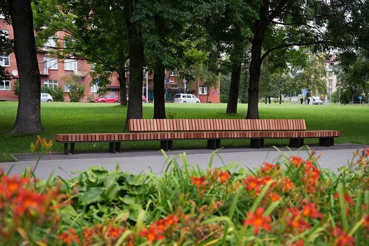 Rīga kļūst sakoptāka: Uzvaras parkā atjaunoti celiņi un izvietoti soliņi 374842