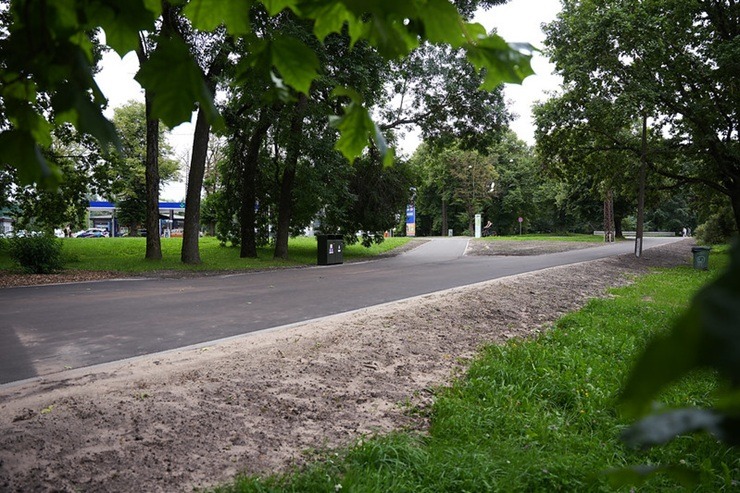 Rīga kļūst sakoptāka: Uzvaras parkā atjaunoti celiņi un izvietoti soliņi 374851