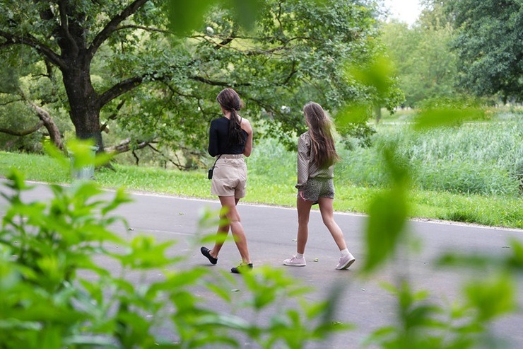 Rīga kļūst sakoptāka: Uzvaras parkā atjaunoti celiņi un izvietoti soliņi 374853