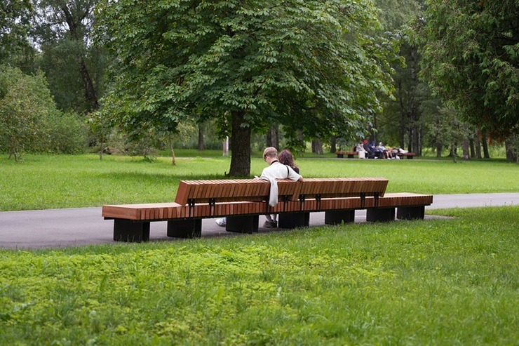 Rīga kļūst sakoptāka: Uzvaras parkā atjaunoti celiņi un izvietoti soliņi 374855