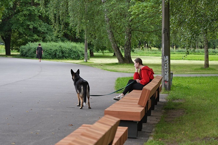 Rīga kļūst sakoptāka: Uzvaras parkā atjaunoti celiņi un izvietoti soliņi 374856