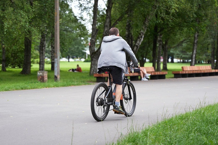 Rīga kļūst sakoptāka: Uzvaras parkā atjaunoti celiņi un izvietoti soliņi 374844