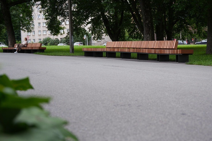Rīga kļūst sakoptāka: Uzvaras parkā atjaunoti celiņi un izvietoti soliņi 374845