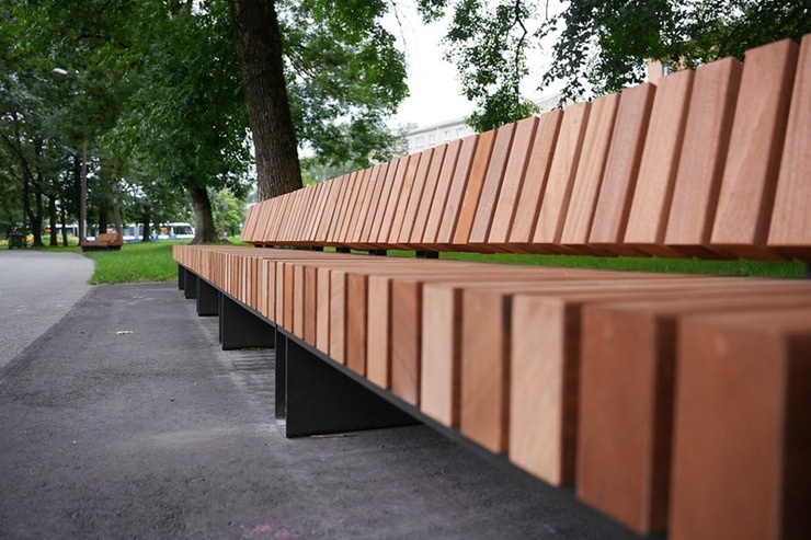 Rīga kļūst sakoptāka: Uzvaras parkā atjaunoti celiņi un izvietoti soliņi 374846