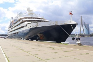 Rīgā pirmo reizi ienāk kompānijas «Ponant» piecu zvaigžņu kruīzu kuģis «Le Laperouse» - Foto