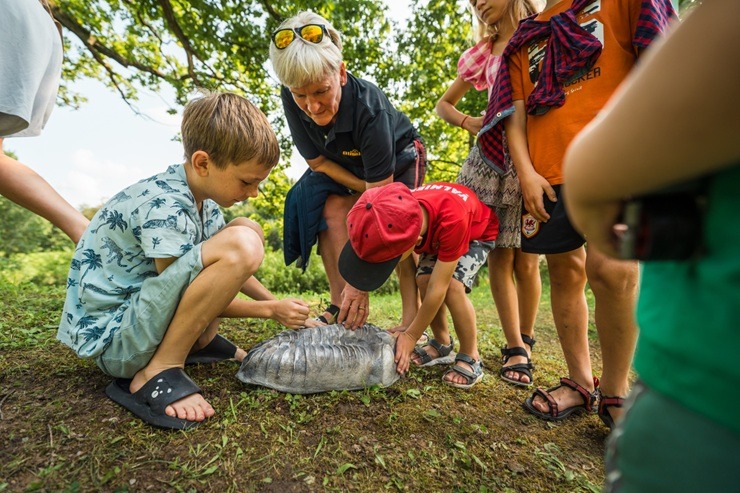 Grobiņā pie Ālandes upes atklāta nodibinājuma «Nodibinājums Liepāja 2027» veidotā vides mākslas taka «Aci pret aci ar dabisko» 375098