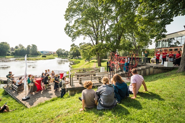 Grobiņā pie Ālandes upes atklāta nodibinājuma «Nodibinājums Liepāja 2027» veidotā vides mākslas taka «Aci pret aci ar dabisko» 375083