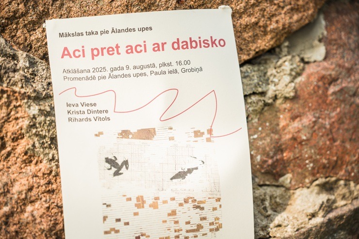 Grobiņā pie Ālandes upes atklāta nodibinājuma «Nodibinājums Liepāja 2027» veidotā vides mākslas taka «Aci pret aci ar dabisko» 375085
