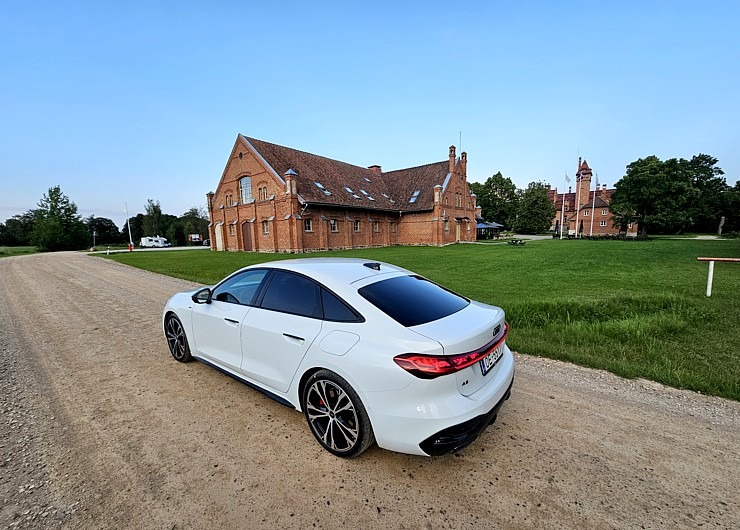 Ar jauno «Audi A5 e-hybrid» ceļojam uz Jaunmoku pili Tukuma novadā 375102