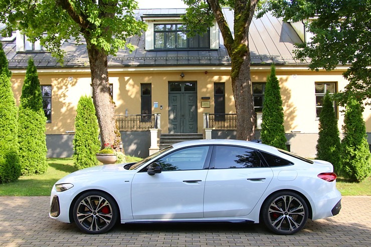 Ar jauno «Audi A5 Sedan e-hybrid» ceļojam uz Skrundu muižu Kuldīgas novadā 375179