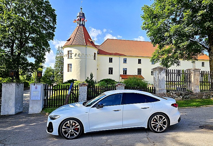Ar jauno «Audi A5 Sedan e-hybrid» ceļojam uz Jaunpils pili Tukumā novadā 375183