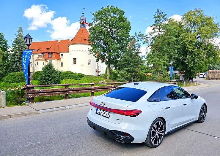 Ar jauno «Audi A5 Sedan e-hybrid» ceļojam uz Jaunpils pili Tukumā novadā 375184