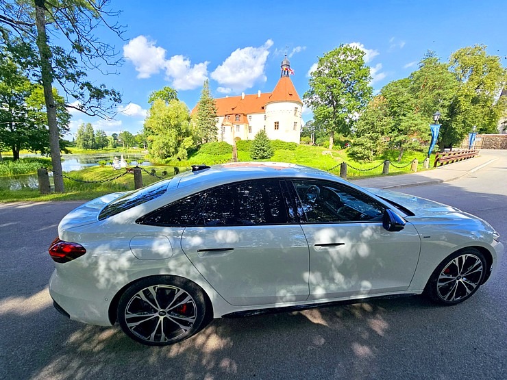Ar jauno «Audi A5 Sedan e-hybrid» ceļojam uz Jaunpils pili Tukumā novadā 375215