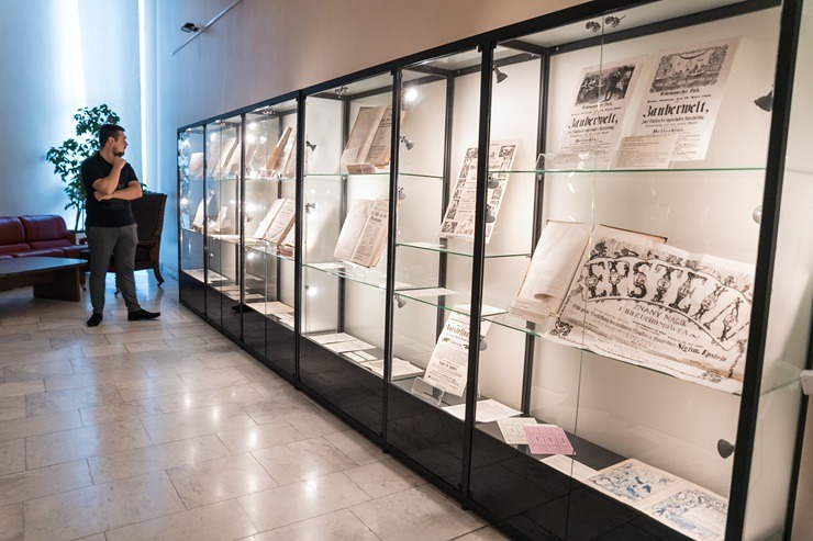 Latvijas Universitātes bibliotēkā atklāj izstādi par maģiju un mistērijām Latvijas vēsturē 375340