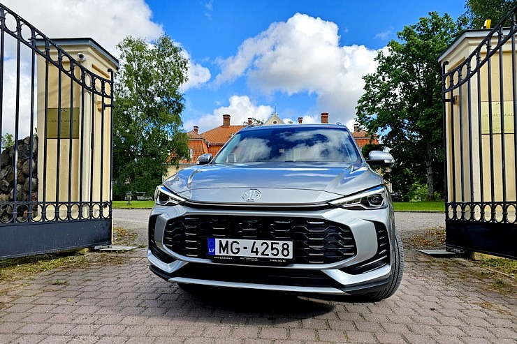 Ar jauno «MG ZS Hybrid+» dodamies uz majestātisko Liepupes muižu Limbažu novadā 375472