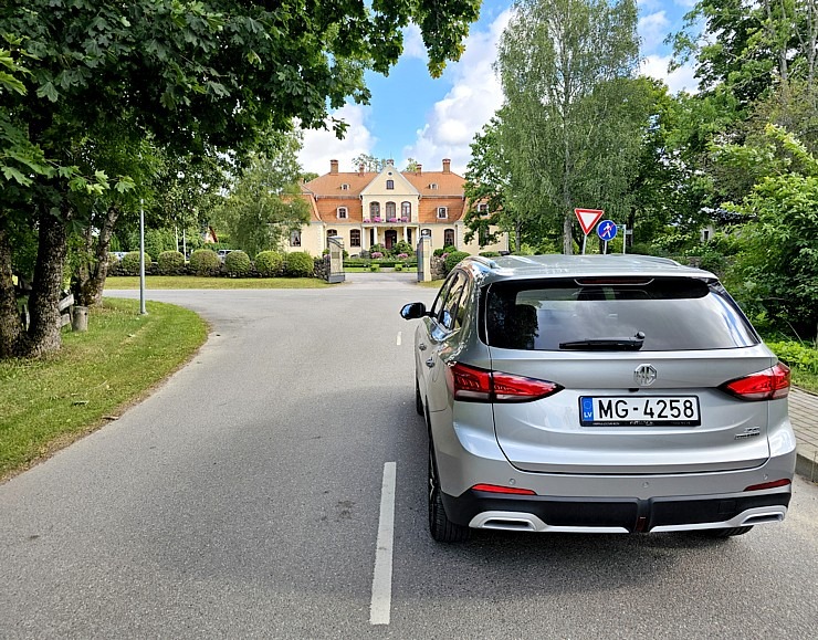 Ar jauno «MG ZS Hybrid+» dodamies uz majestātisko Liepupes muižu Limbažu novadā 375473