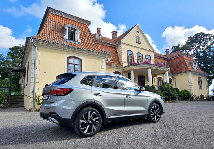 Ar jauno «MG ZS Hybrid+» dodamies uz majestātisko Liepupes muižu Limbažu novadā 375474