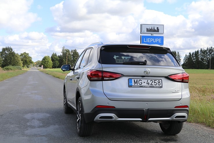 Ar jauno «MG ZS Hybrid+» dodamies uz majestātisko Liepupes muižu Limbažu novadā 375505