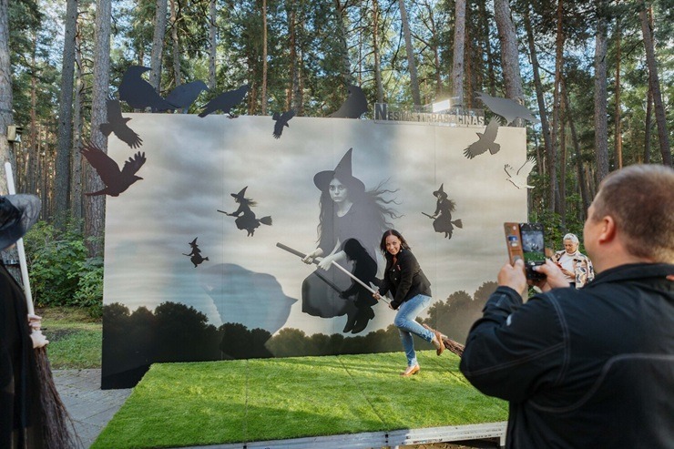 Jūrmalas Mežaparks pārtop par piedzīvojumu, burvestību un neparastu noskaņu valstību 375507