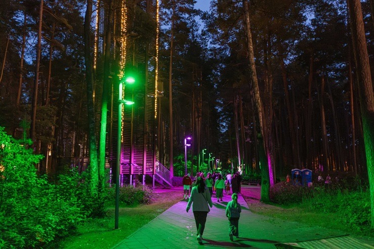 Jūrmalas Mežaparks pārtop par piedzīvojumu, burvestību un neparastu noskaņu valstību 375524