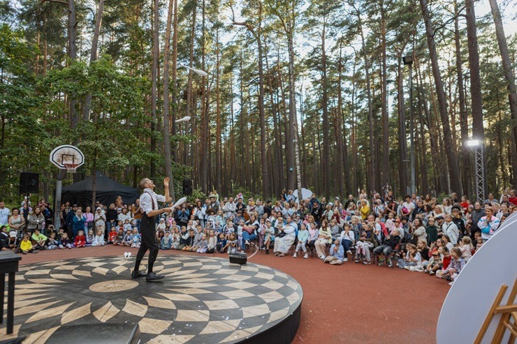 Jūrmalas Mežaparks pārtop par piedzīvojumu, burvestību un neparastu noskaņu valstību 375511